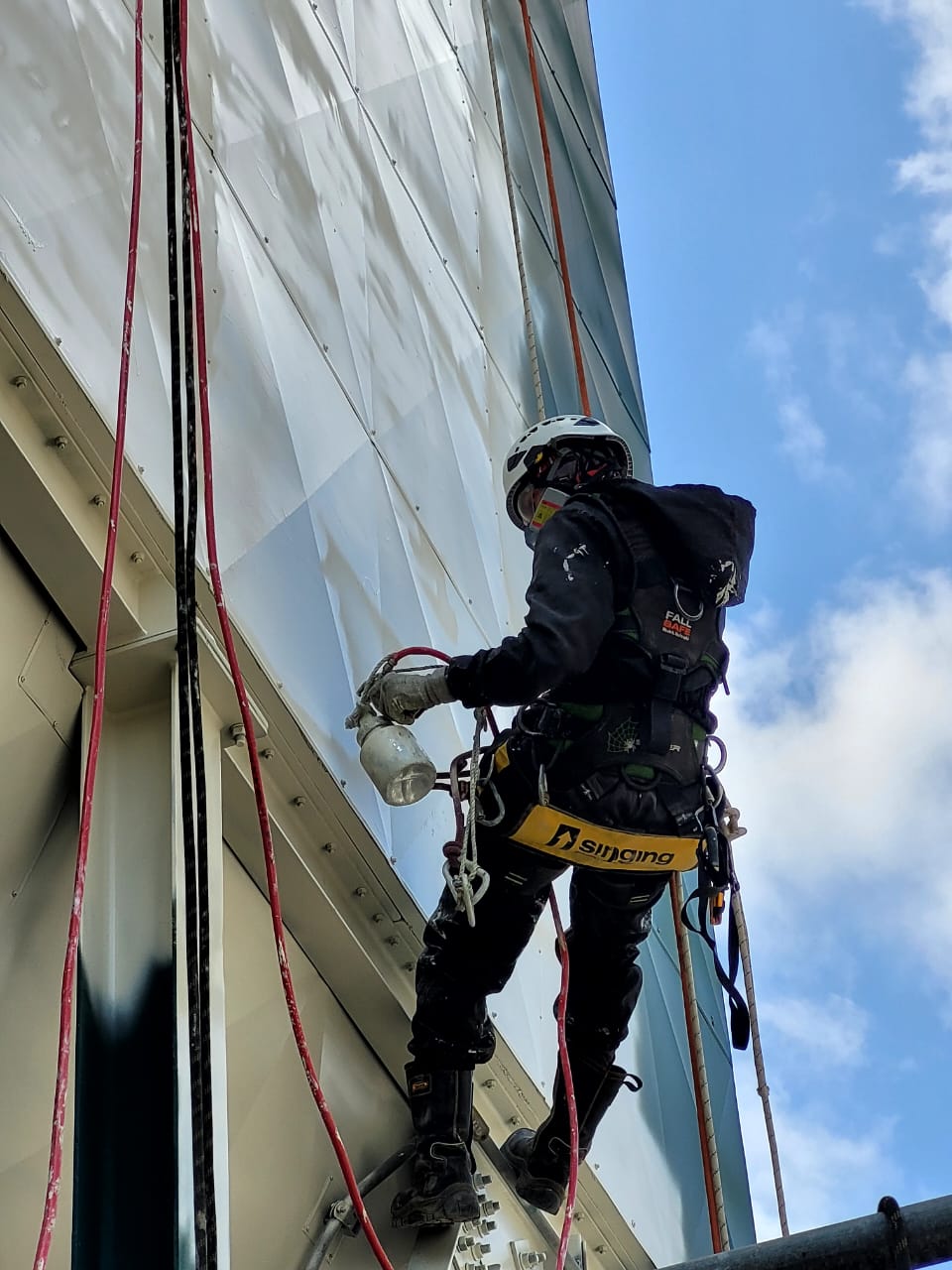 Aplicación de pintura en altura
